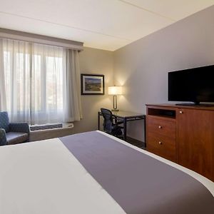 King Room Bath Tub Disability Access
